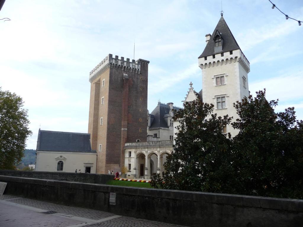 Hotel Le Postillon Pau Eksteriør bilde